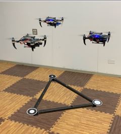 Estrategias de control para el vuelo en formación no holonómico de cuadrirrotores transportando una carga